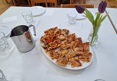 Frisch gekochtes Essen im Kinderhaus Sezutu